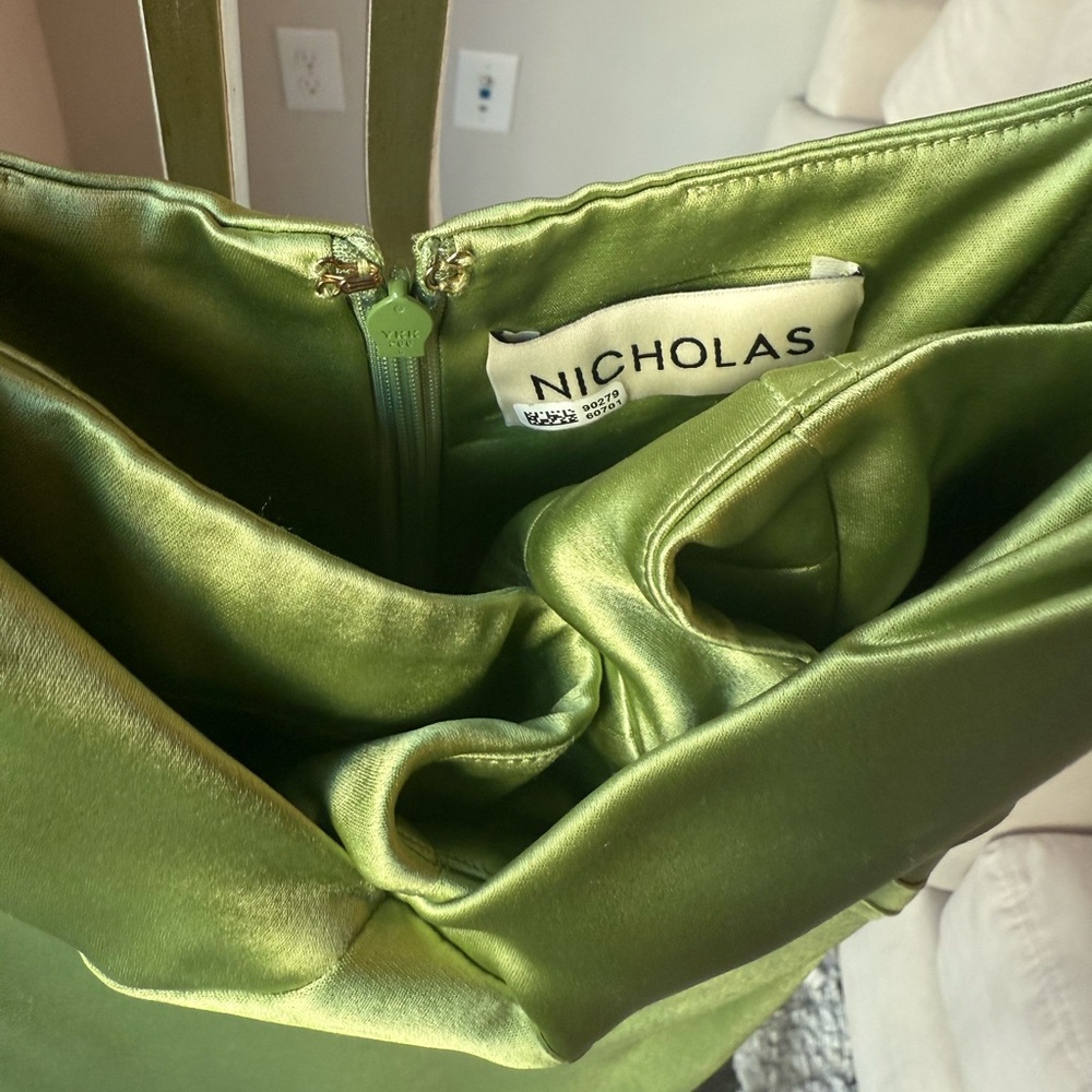 Nicholas Arian Satin-Finish in Green - Picture 8 of 10